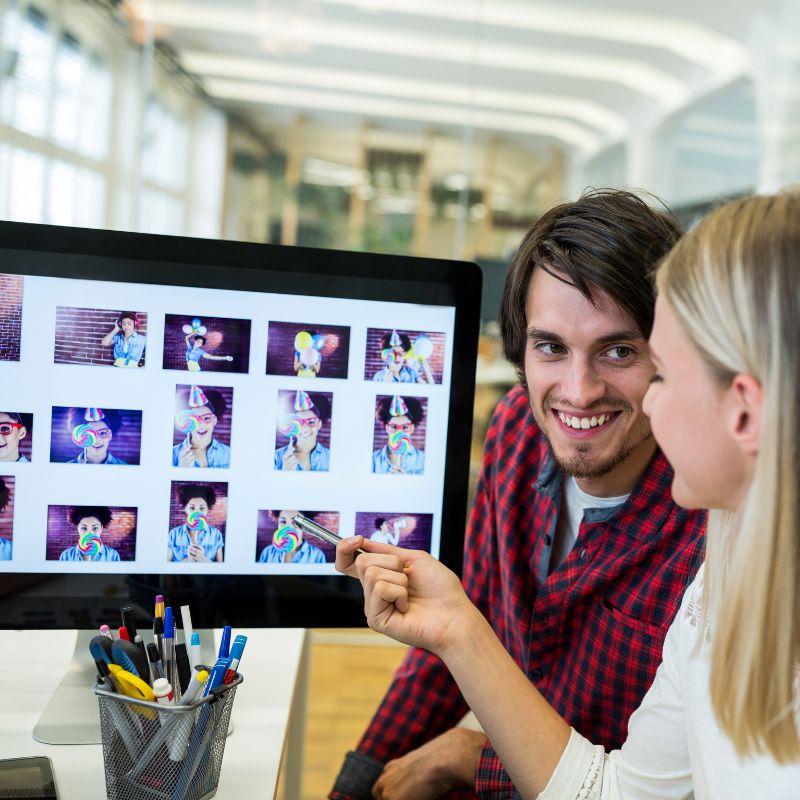 ejecutivo visualizando una tarjeta digital img